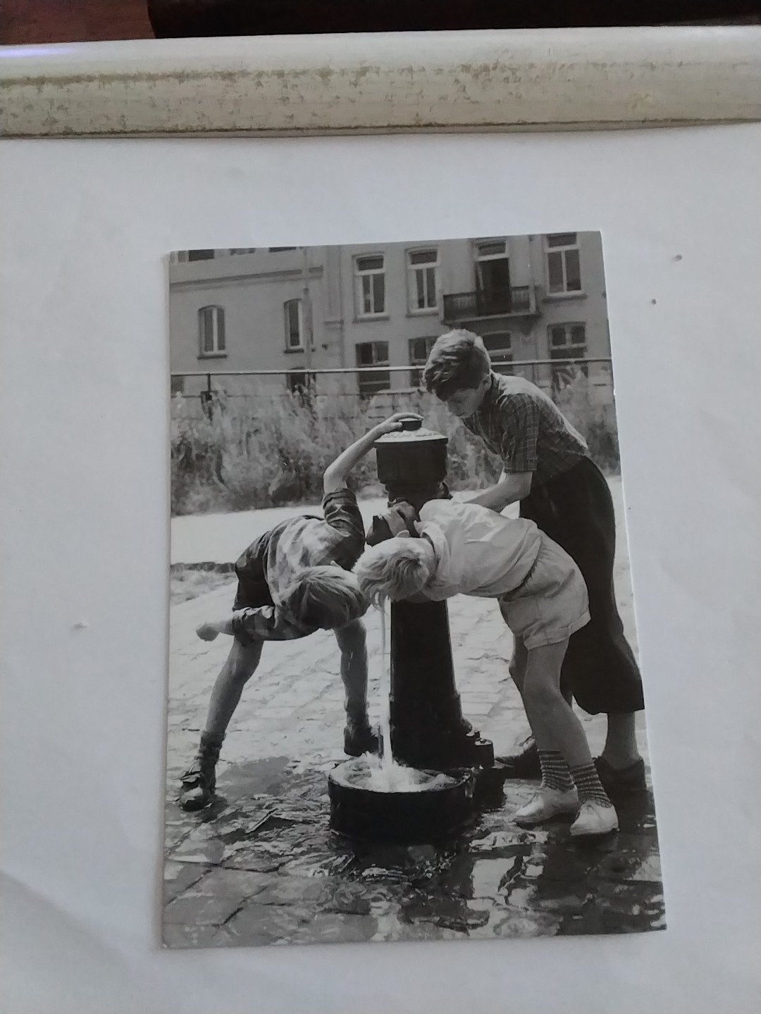 Vintage Ansichtkaart: Spelende Kinderen bij Waterpomp, Verzamelen, Ansichtkaarten | Themakaarten, Ophalen of Verzenden, 1940 tot 1960