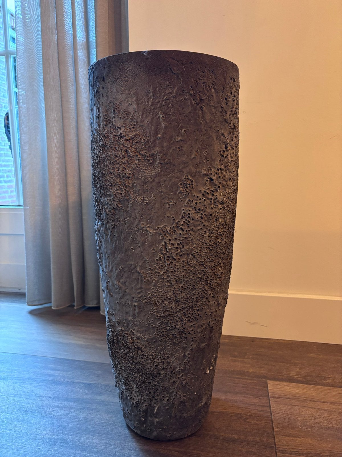 Grijze stenen bloemenvaas - 60 cm hoog, Huis en Inrichting, Ophalen, Gebruikt, Met patroon/structuur, Grijs