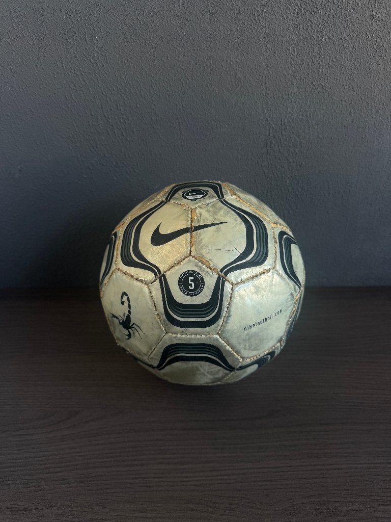 Nike Chrome Secret Tournament Bal 2002 | Zeldzaam object, Sport en Fitness, Voetbal, Maat M, Ophalen, Gebruikt, Bal
