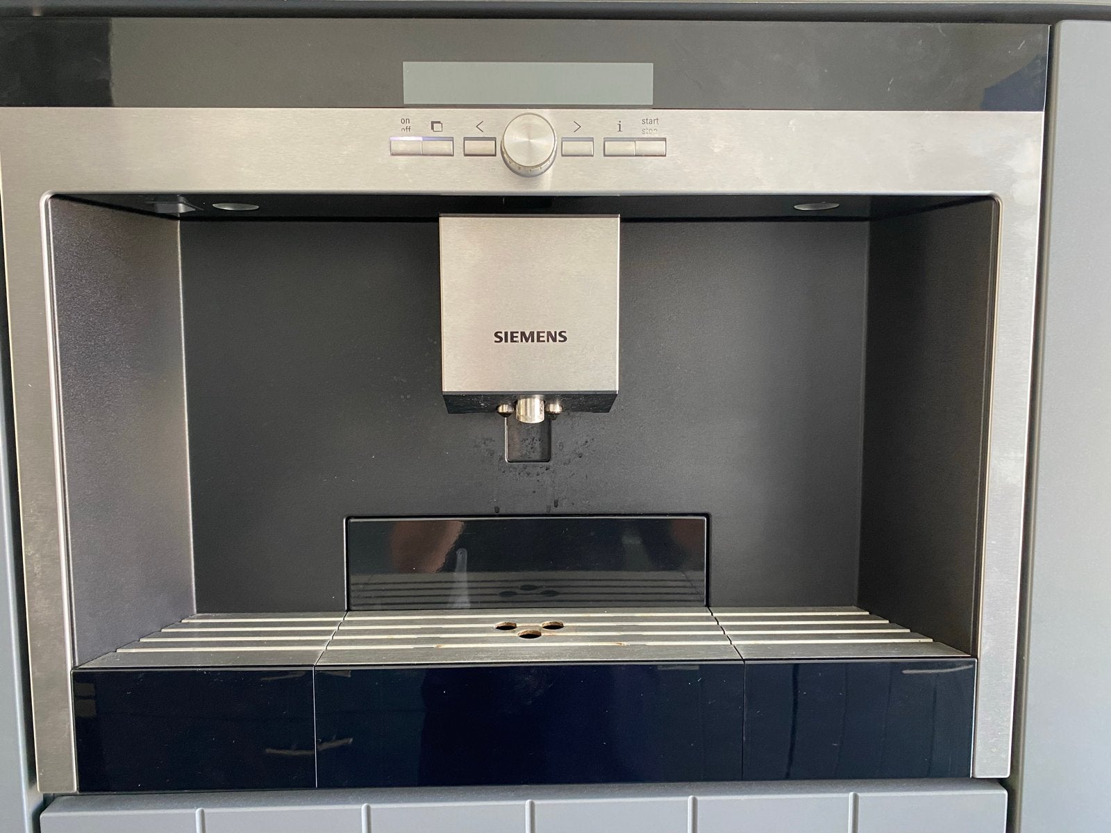 Siemens TK76K573 Inbouw Koffiemachine met Melkopschuimer, Ophalen, Afneembaar waterreservoir, Gebruikt, 10 kopjes of meer