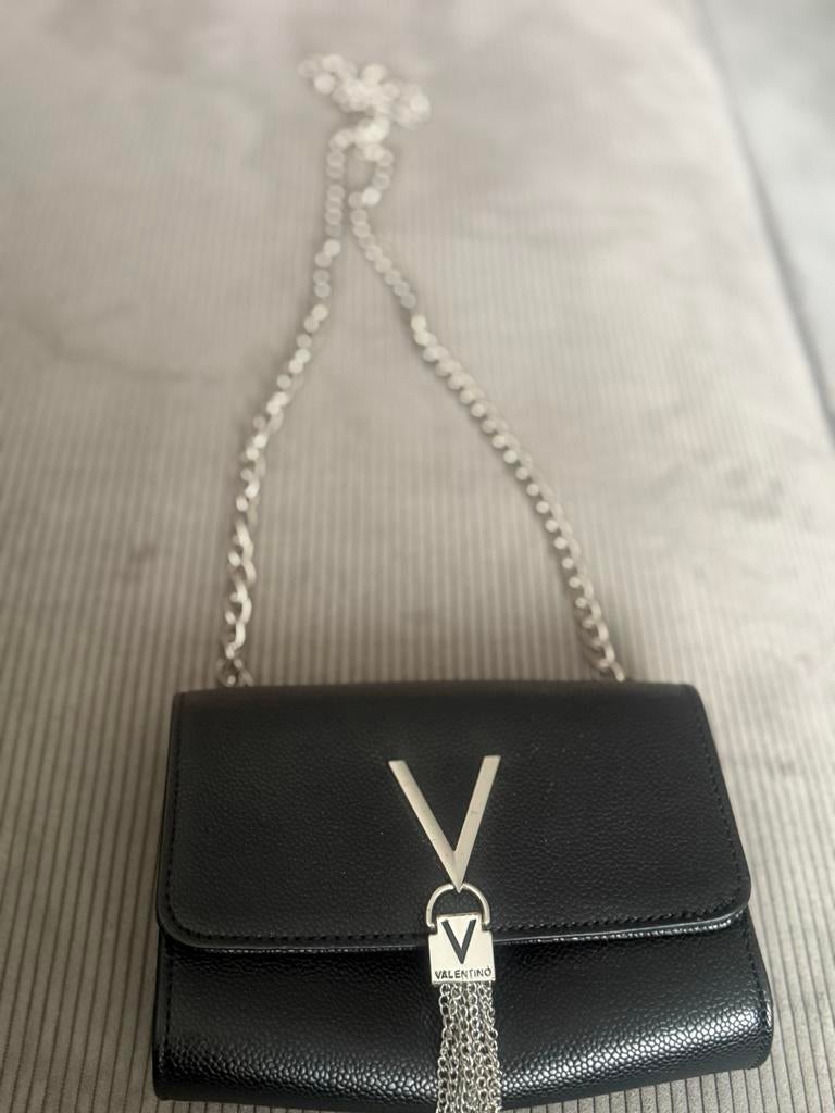 Valentino schoudertasje zwart met zilveren ketting, Ophalen of Verzenden, Zo goed als nieuw, Zwart, Schoudertasje