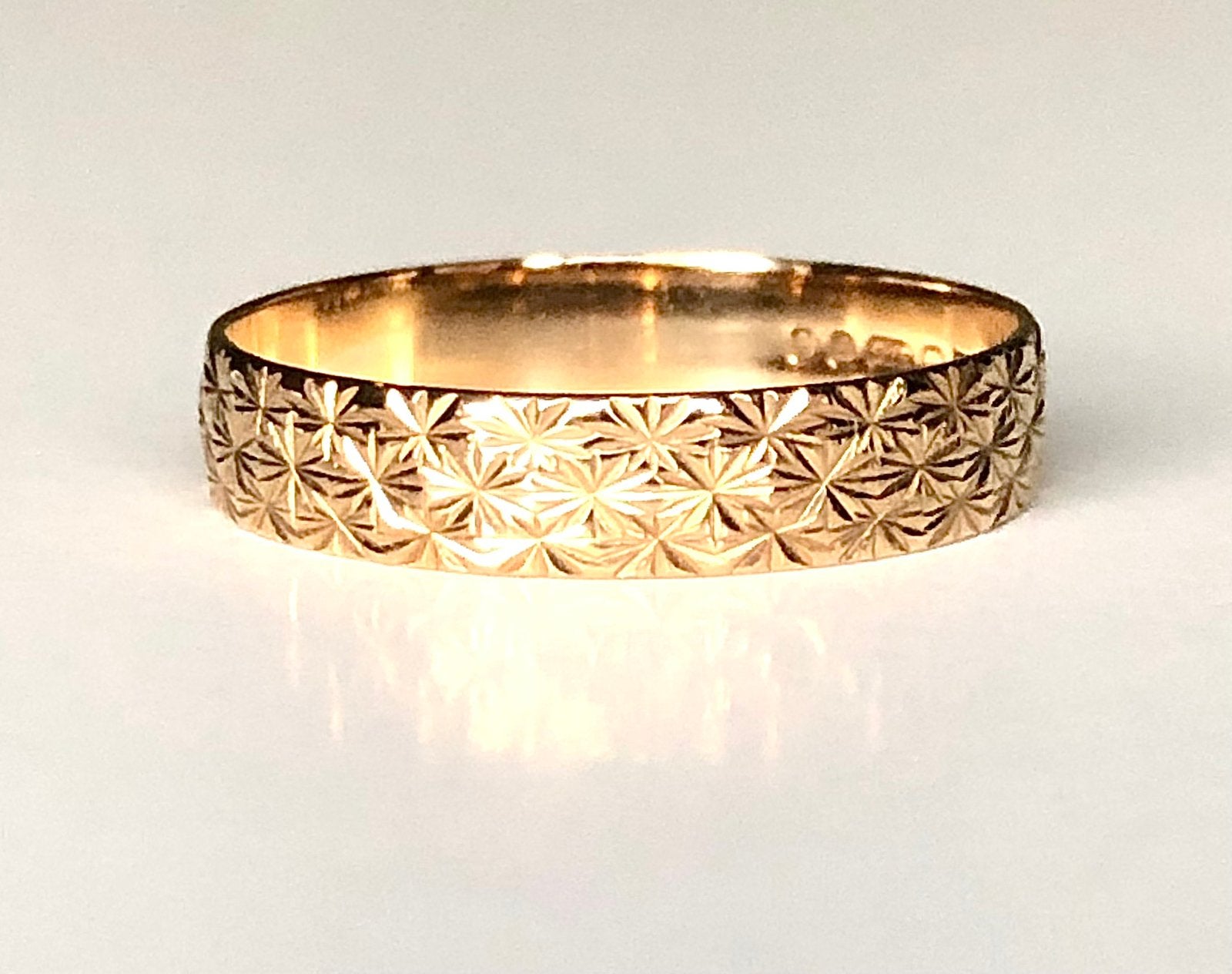 Vintage gouden ring band bewerkt maat 17,5, Ophalen of Verzenden, Zo goed als nieuw, 17 tot 18, Dame