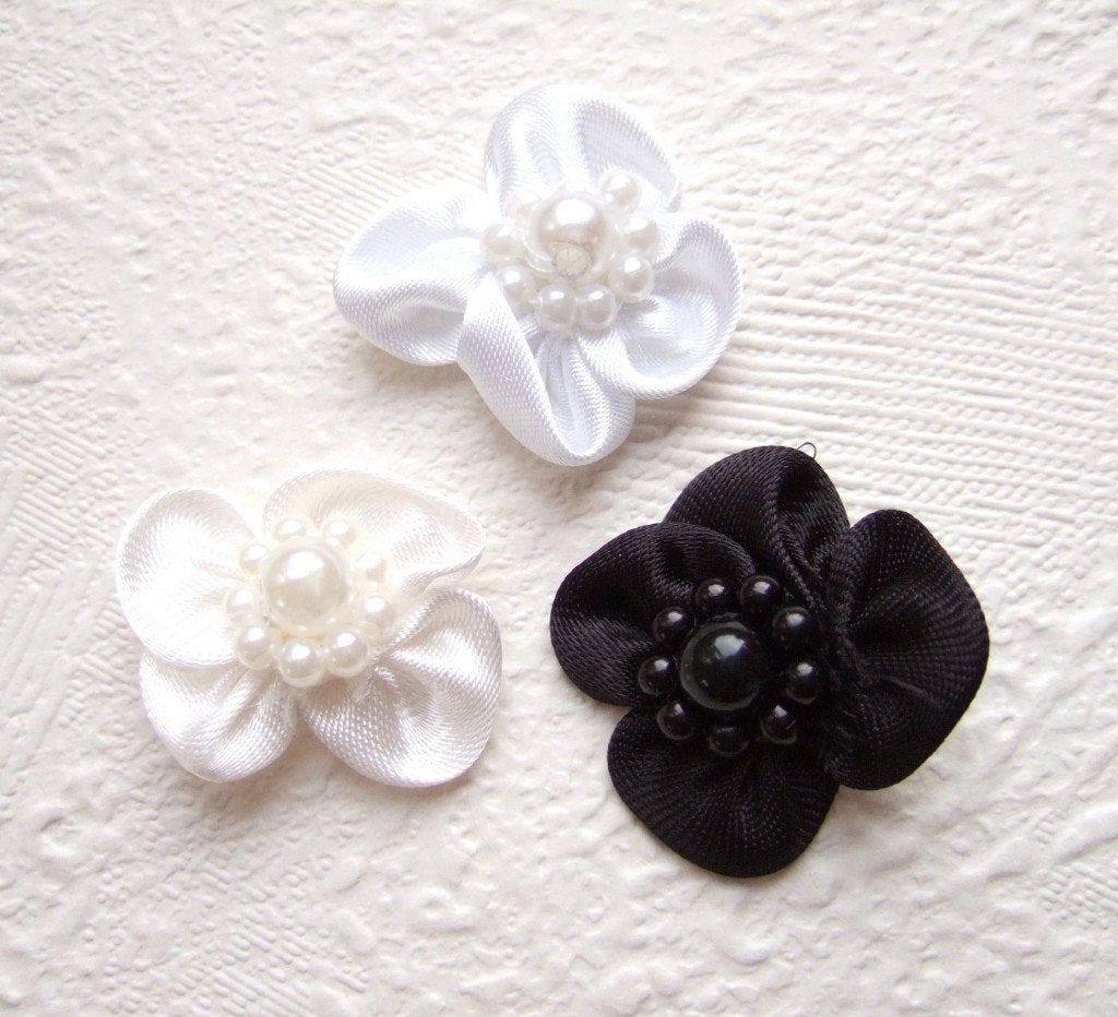 OPRUIMING ~ Satijnen bloem met kralen hart ~ 3 cm ~ Zwart, Kraal, -, -, Nieuw