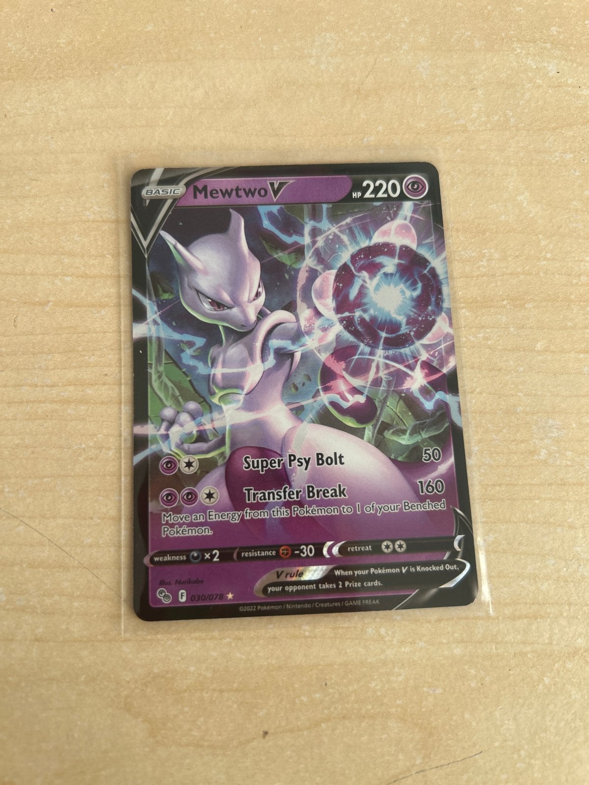 Mewtwo V Pokémon kaart - Basic HP 220, Ophalen of Verzenden, Zo goed als nieuw, Losse kaart