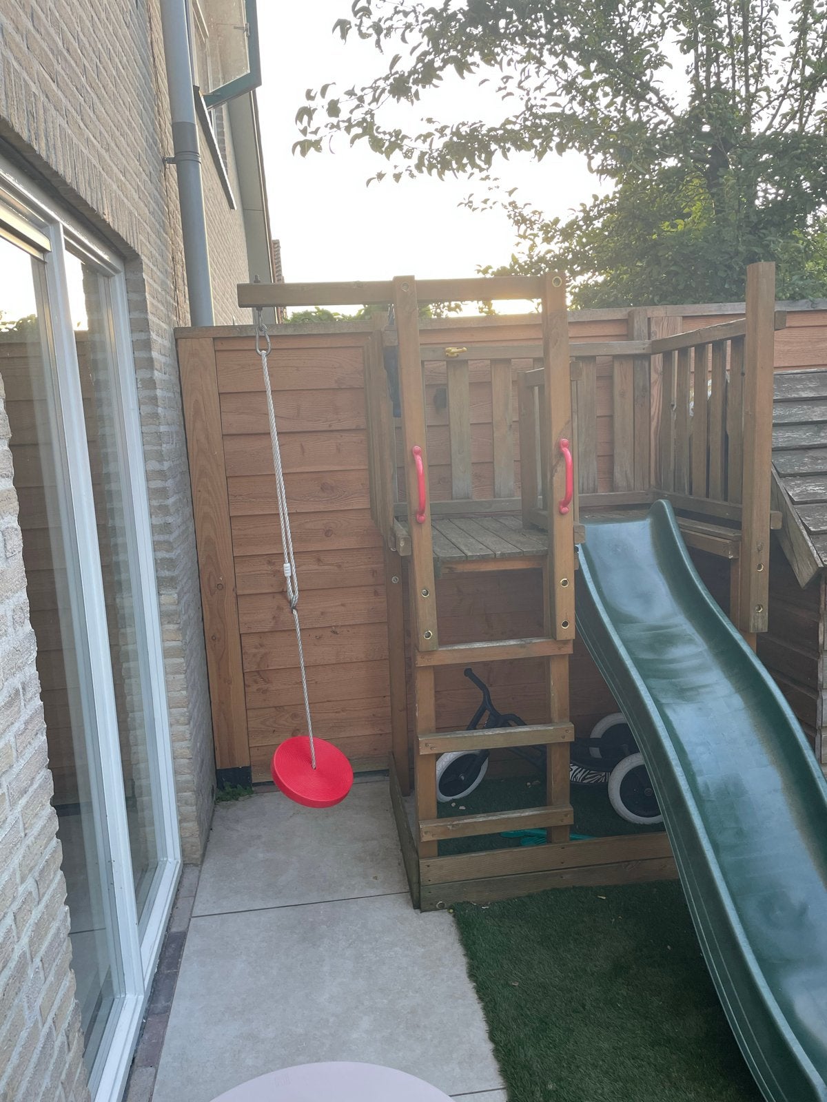 Houten speeltoestel met glijbaan en schommel, Kinderen en Baby's, Speelgoed | Buiten | Speeltoestellen, Ophalen, Gebruikt, Glijbaan