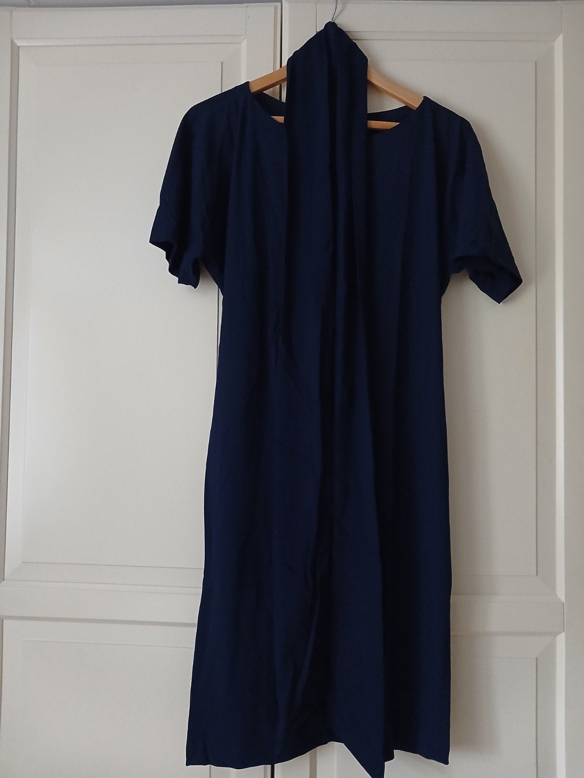 Donkerblauwe Travelstof Jurk La Dress by Simone, Kleding | Dames, Blauw, Ophalen of Verzenden, Zo goed als nieuw, Knielengte