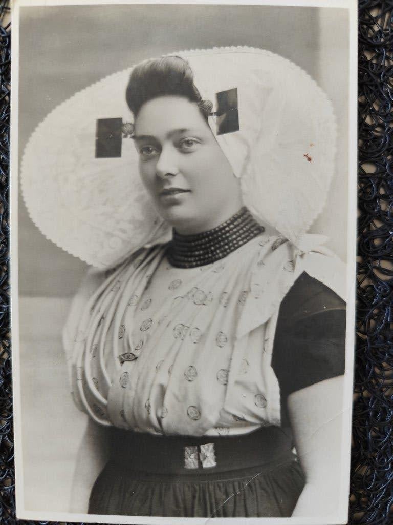 ZUID BEVELAND - BOERENVROUW PROTESTANT, Verzamelen, Ansichtkaarten | Nederland, Ophalen of Verzenden, 1920 tot 1940, Ongelopen