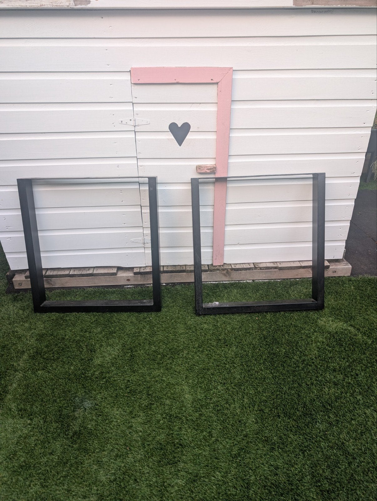 Twee stalen tafelpoten, Ophalen