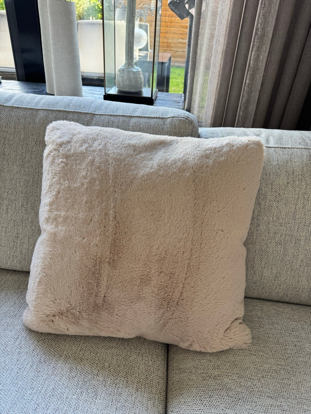 Claudi Sierkussen - Beige Faux Fur 50 bij 50, Huis en Inrichting, Inclusief binnenkussen, Beige, Vierkant, Ophalen of Verzenden