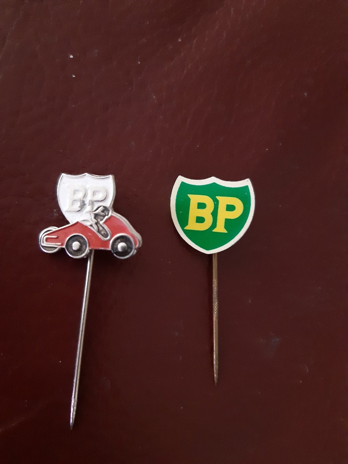 2 Speldjes BP, Ophalen of Verzenden, Zo goed als nieuw, Merk, Speldje of Pin