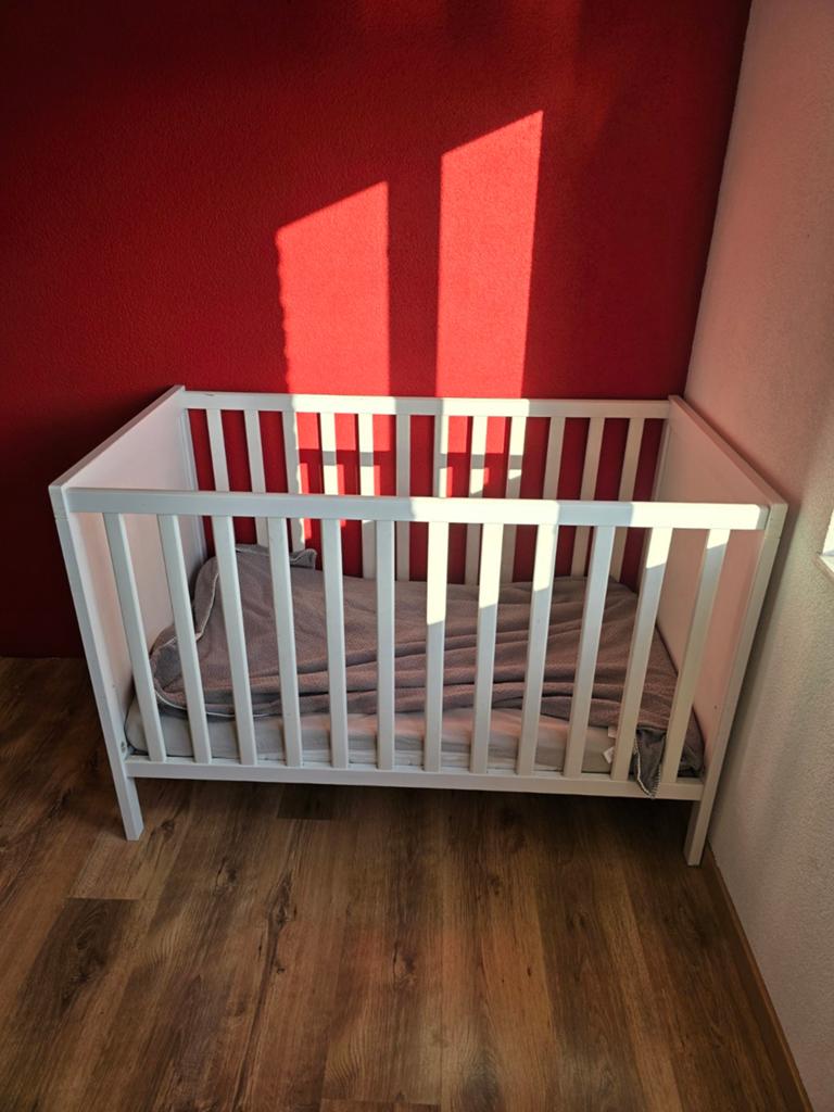 Ikea ledikant babybedje wit (Sundvik), Kinderen en Baby's, Babywiegjes en Ledikanten, Ophalen, Gebruikt, Ledikant