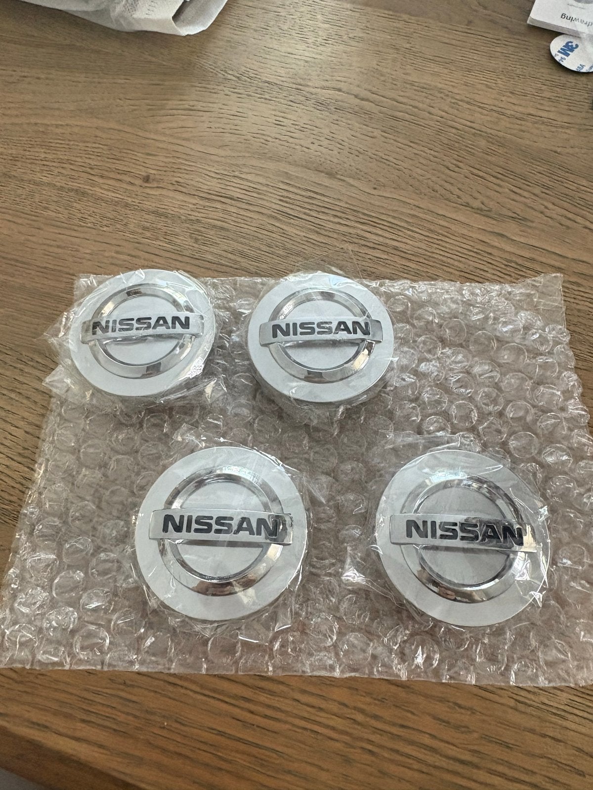 Nieuwe Nissan wieldopjes / naafdoppen (set van 4), Ophalen, Nieuw