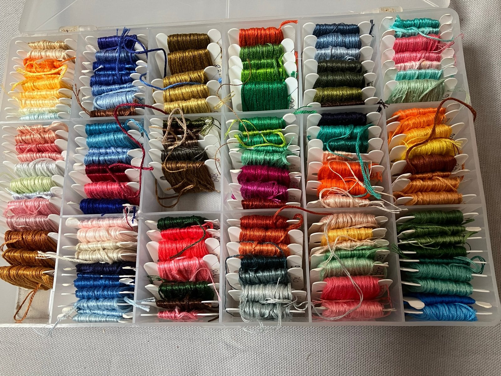 Grote collectie borduurgaren in handige opbergdoos, Ophalen of Verzenden, Gebruikt, Handborduren, Borduurgaren of Zijde
