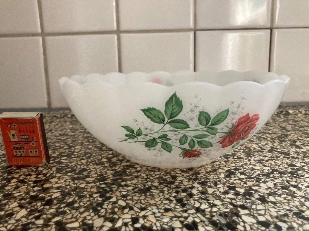 Arcopal witte ronde schaal rode roosjes rood roos vintage, Ophalen of Verzenden, Overige stijlen, Glas, Schaal of Schalen