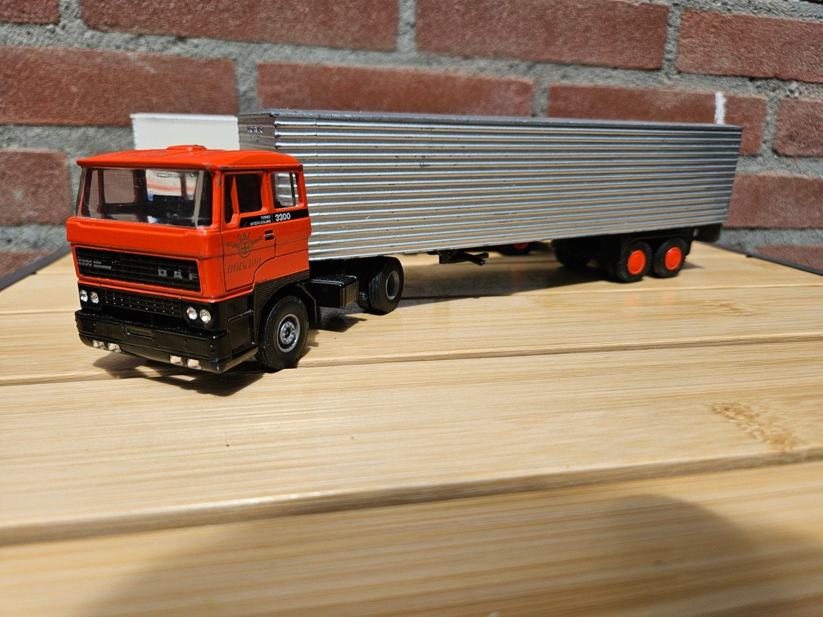 Lioncar Daf 3300 met grijze Eurotrailer 1:50 - Oranje Cabine, Ophalen of Verzenden, Gebruikt, Bus of Vrachtwagen, Lion Toys