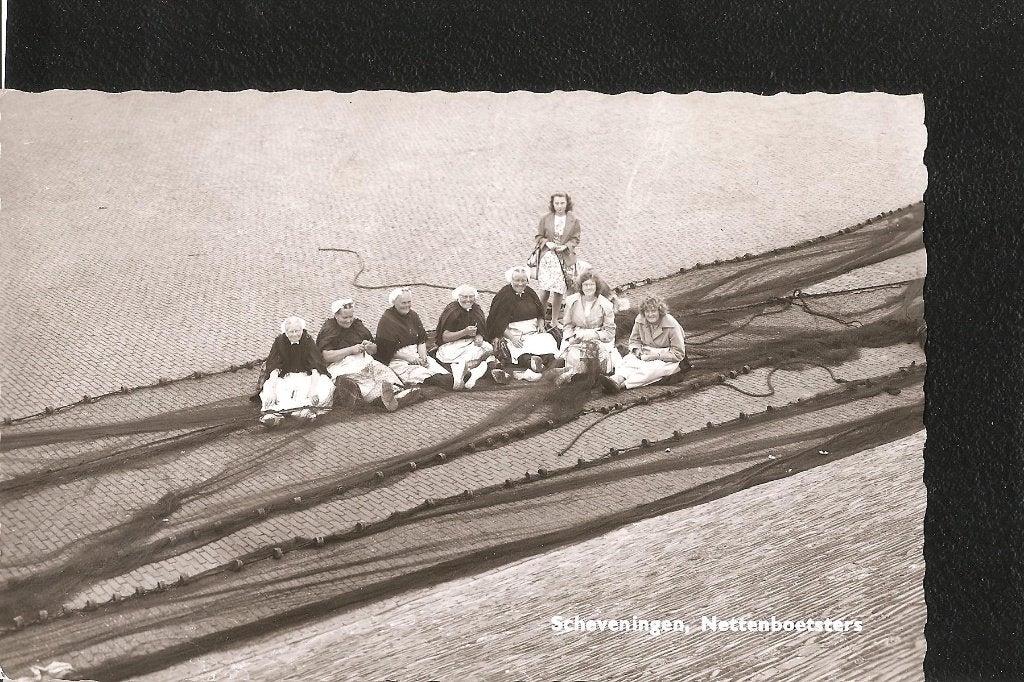 Scheveningen, Nettenboetsters, Klederdracht, Ophalen of Verzenden, 1960 tot 1980, Gelopen, Zuid-Holland