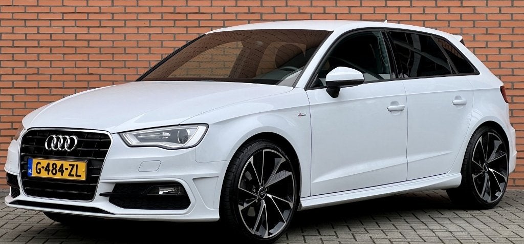 Audi A3 1.4 Tfsi COD Sportback getuned model 2014 / schade, Auto's, Stof, Zwart, Wit, 1395 cc