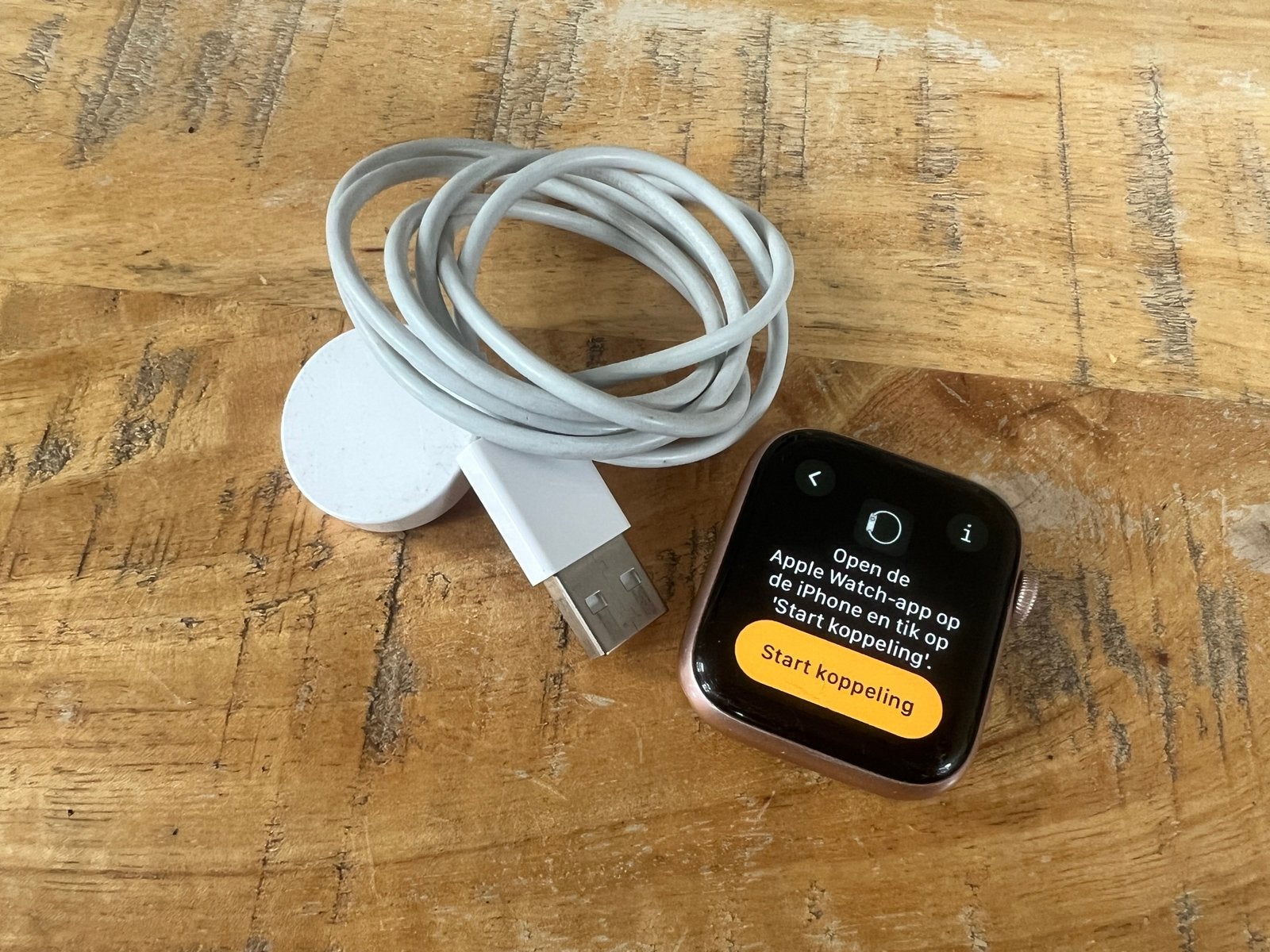 Apple Watch SE 44mm Gold, Gebruikt, IOS, Ophalen of Verzenden, Hoogte