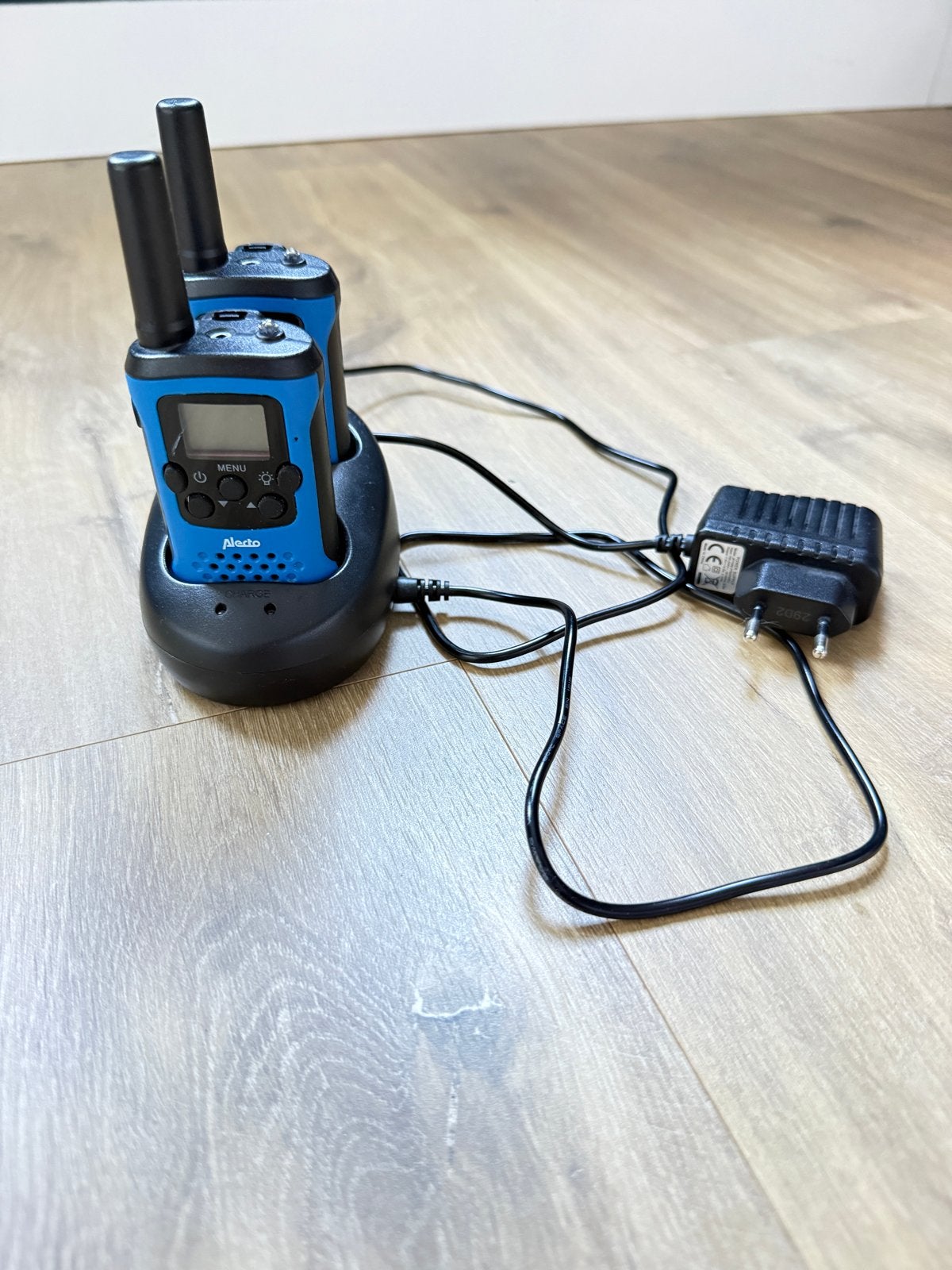 Alecto Walkie Talkies FR175BW - Set van 2 met Oplaadstation, 5 tot 15 km, Ophalen of Verzenden, Zo goed als nieuw, Portofoon of Walkie-talkie