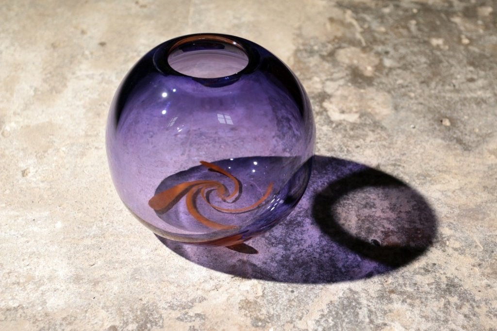 Unica Roel Olivier Leerdam Glazen Bolvaas, Vaas, Paars, 19 cm, Gesigneerd