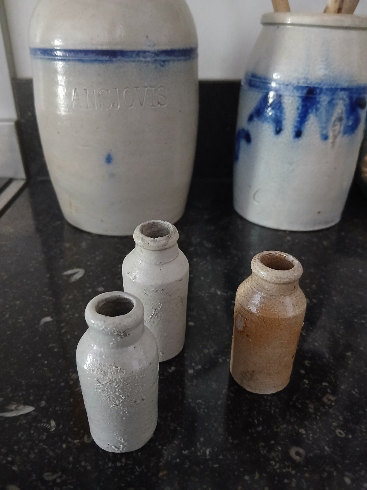 Bodemvondsten.  3 antiek.aardewerk kruikjes/ medicijn potjes, Antiek en Kunst, Verzenden