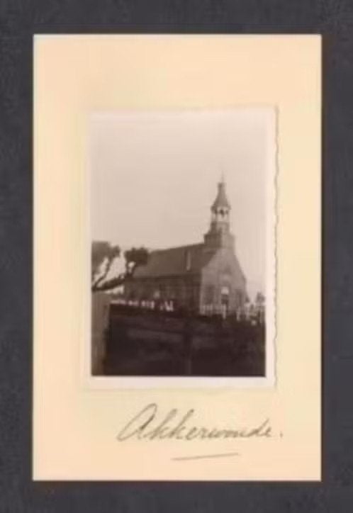 Foto Akkerwoude Kerk Kerkhof Graven Jaren 30., Verzamelen, Foto, Ophalen of Verzenden, Zo goed als nieuw, Gebouw