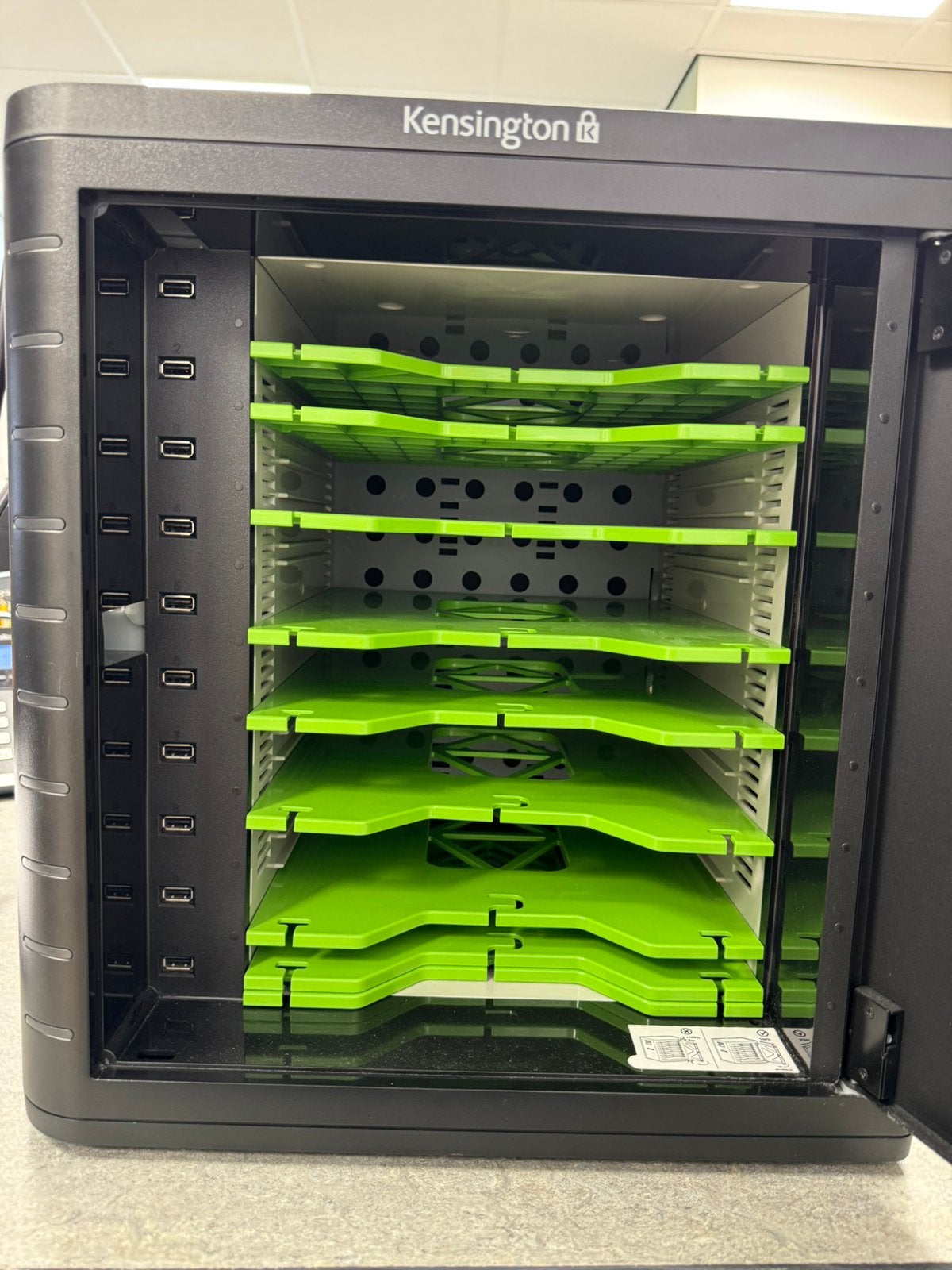 Tablet oplaadkast Kensington, Computers en Software, Computerbehuizingen, Zo goed als nieuw, Verzenden