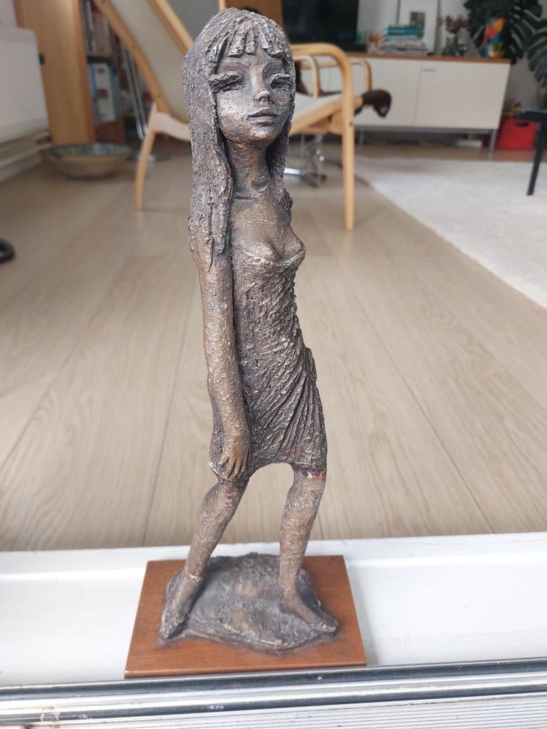 Beeldje tienermeisje 60er jaren, Antiek en Kunst, Ophalen of Verzenden, Brons, 20 - 50 cm, Beeld