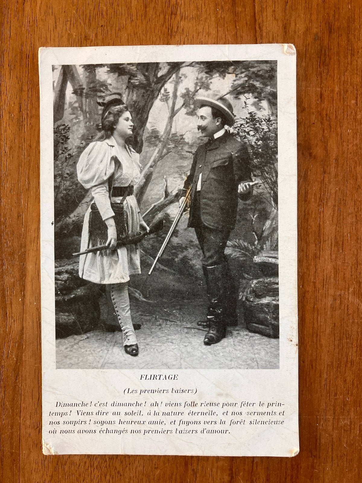 Antieke Franse Ansichtkaart 'Flirtage' . Jager met geweer, Ophalen of Verzenden, Voor 1920, Gelopen, Overige thema's