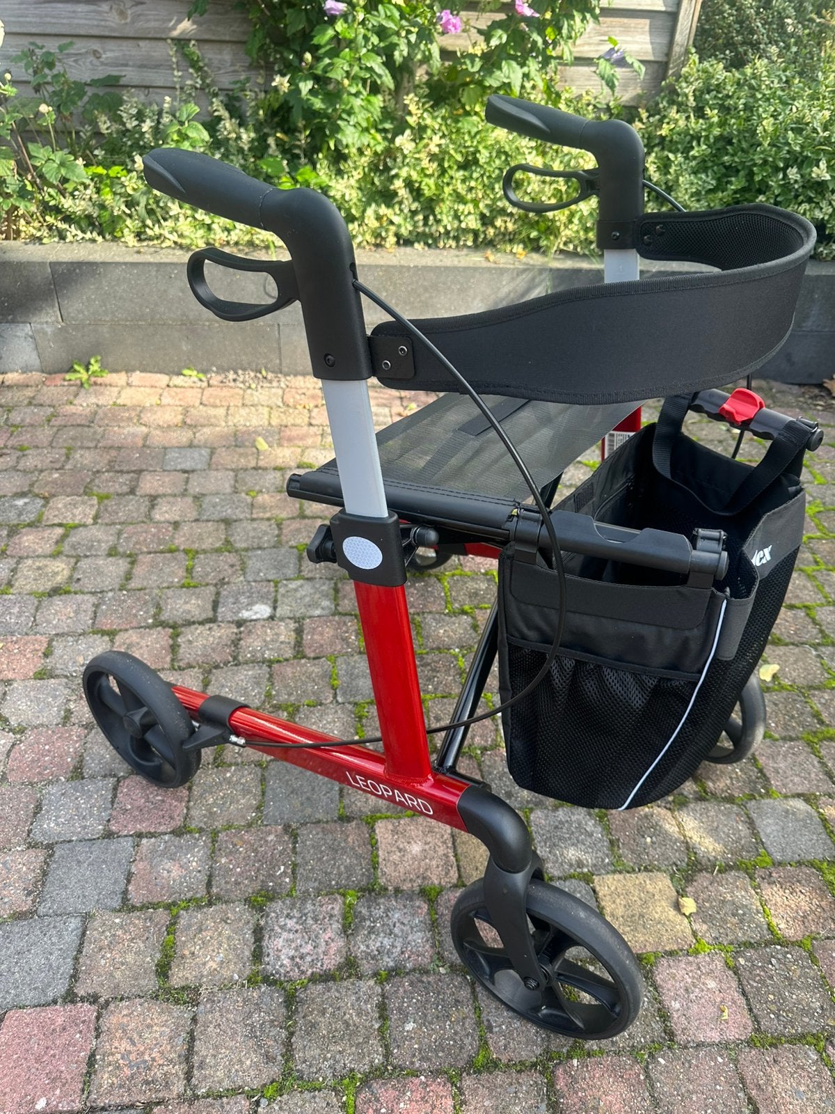 Mobilex Leopard rollator rood.( Nieuwstaat), Ophalen, Lichtgewicht, Zo goed als nieuw