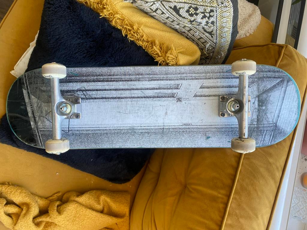 8.35 Deck Closet Skateboard met Low Ace Trucks, Ophalen of Verzenden, Zo goed als nieuw