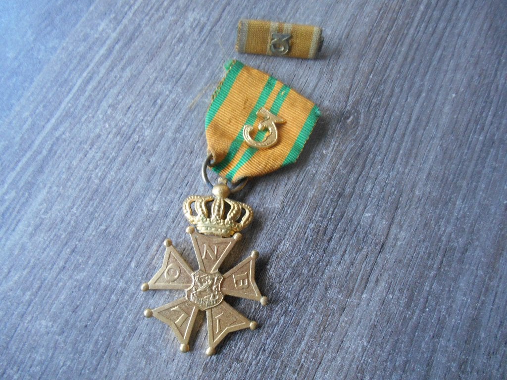 Vierdaagse medaille NBvLO 1ste - 2de keer - 3de keer + Baton, Ophalen of Verzenden, Landmacht, Nederland, Lintje, Medaille of Wings
