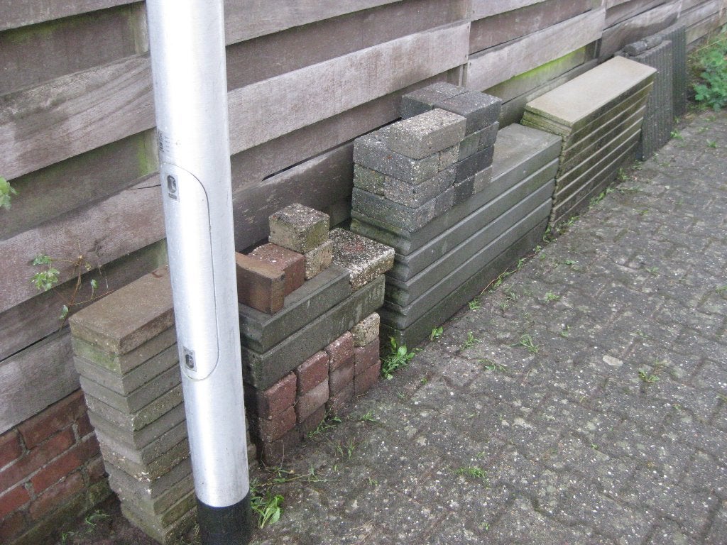 GRATIS  tegels   opsluitbanden  palissades., Tuin en Terras, Tegels en Klinkers, Ophalen, Gebruikt, Beton, Klinkers