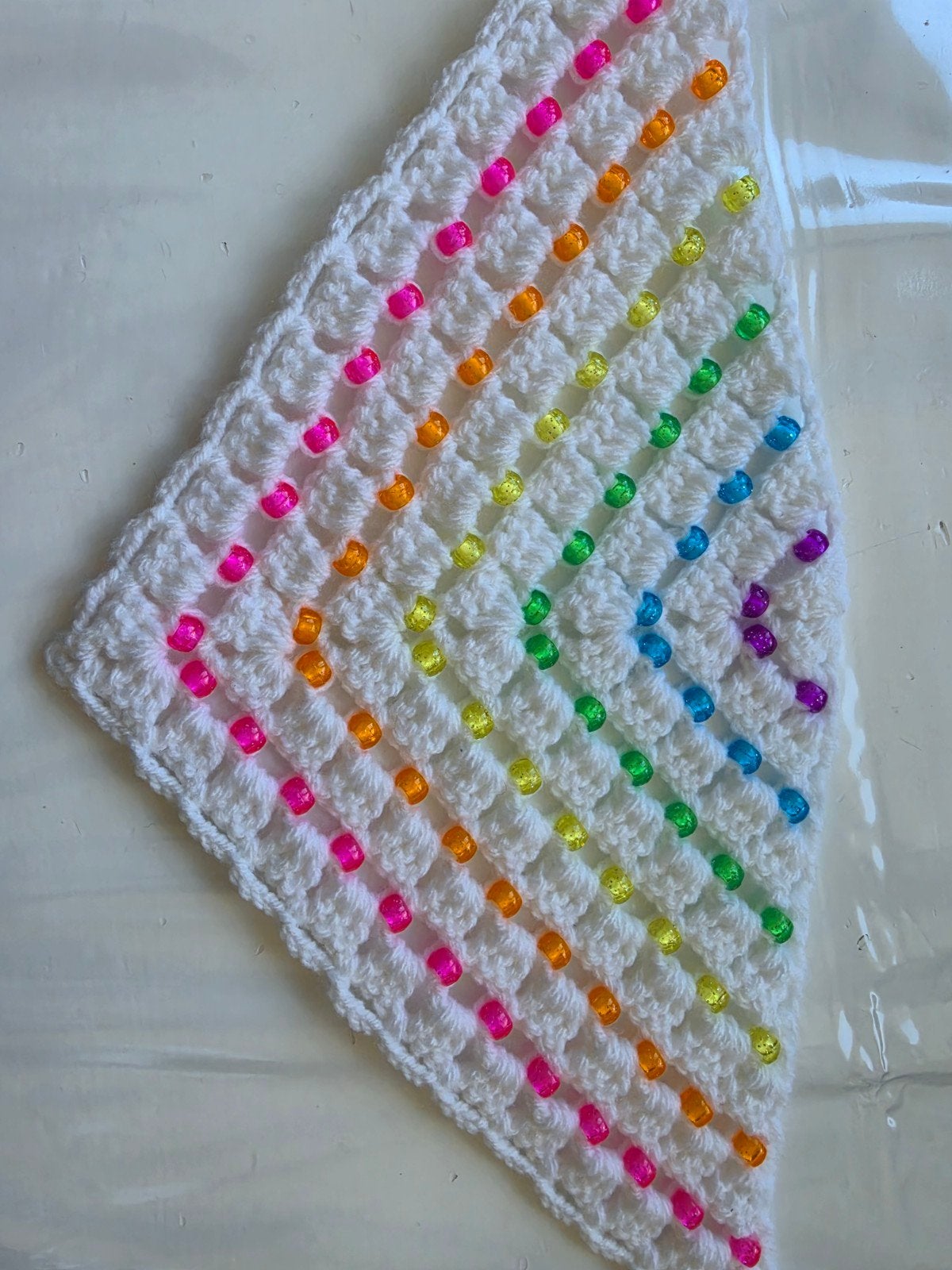 Bandana wit met multi kralen, Hobby en Vrije tijd, Breien en Haken, Ophalen of Verzenden, Nieuw, Haken, Overige typen
