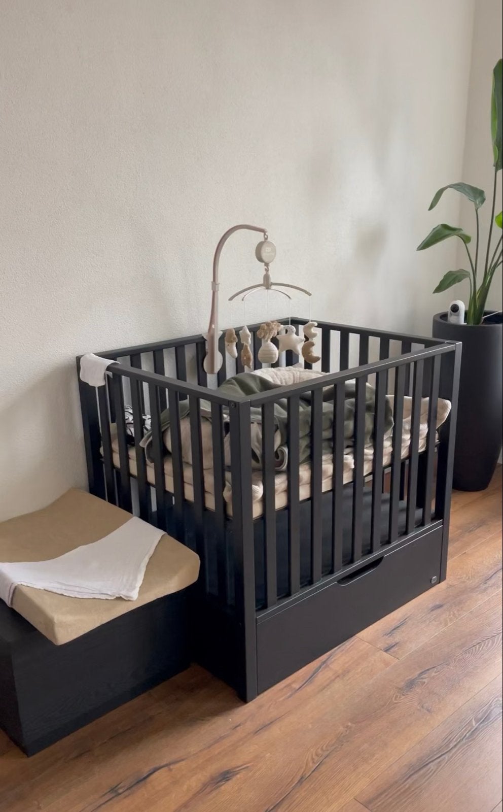 Zwarte Baby Box met Lade en optioneel Muziek Mobiel, Kinderen en Baby's, Ophalen, Zo goed als nieuw, Vierkant, Lade