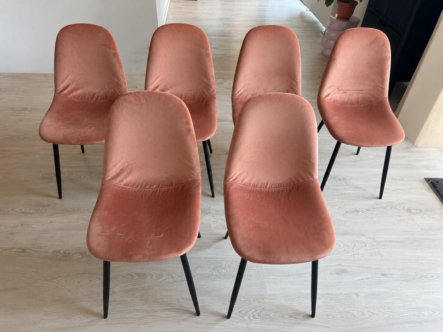 6 stijlvolle velvet eetkamerstoelen – roze/zalmkleur, Huis en Inrichting, Stoelen, Ophalen, Overige kleuren, Zo goed als nieuw