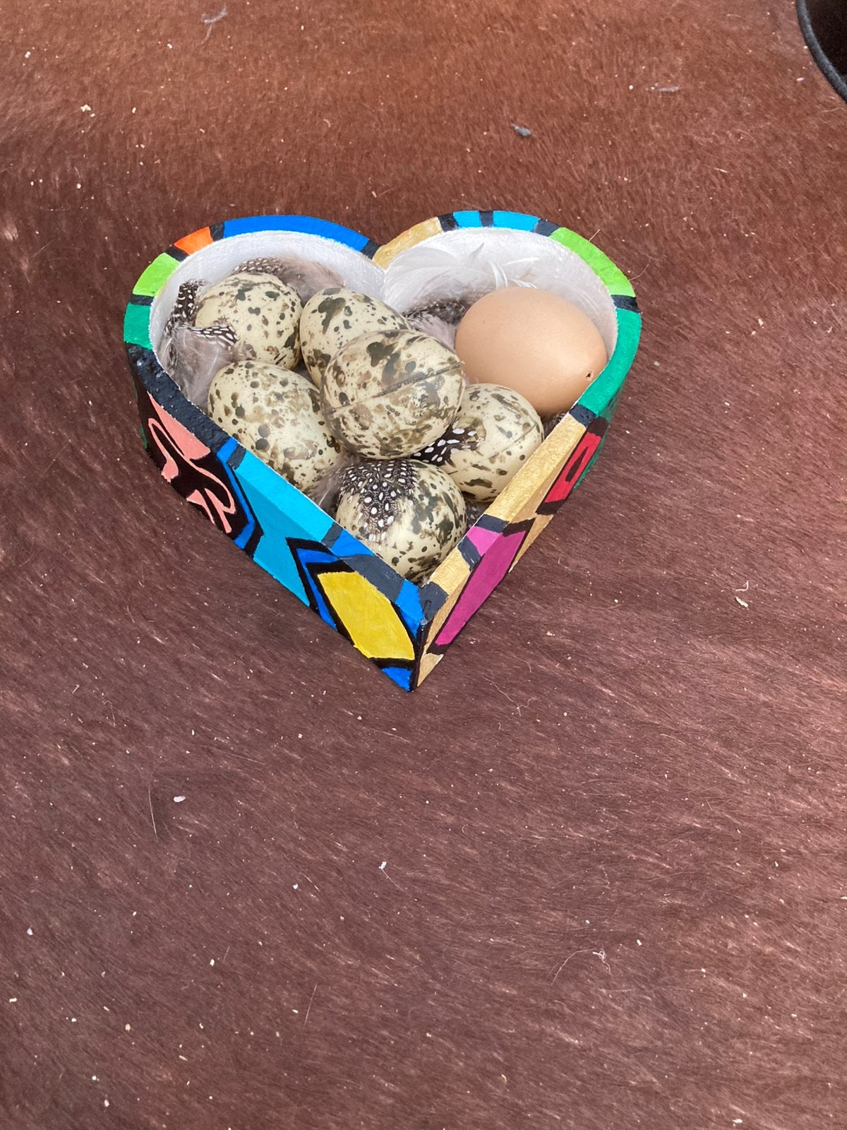 Handpainted hart gevuld met vogeltje eieren veertjes., Antiek en Kunst, Ophalen of Verzenden
