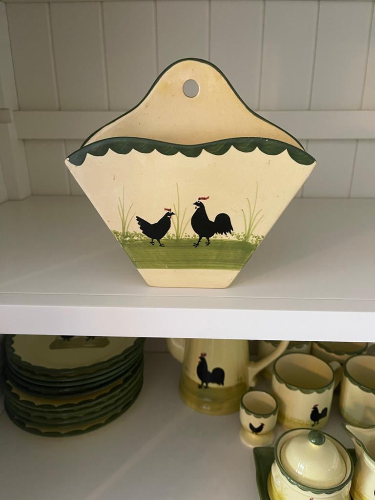 Kip en haan wandkoffiefilterhouder. Zijkant stukje af, Huis en Inrichting, Keuken | Servies, Ophalen, Gebruikt, Keramiek, Overige typen