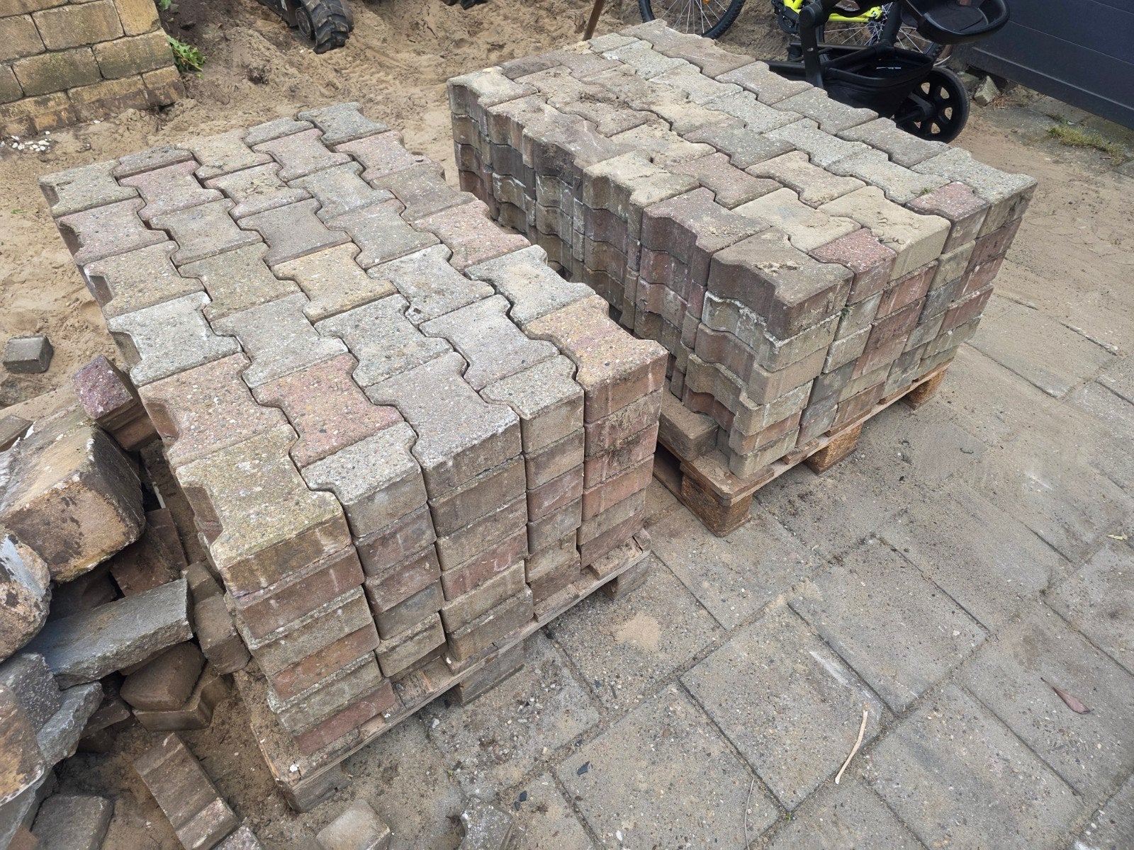 Gebruikte betonnen H-klinkers - diverse kleuren H stenen, Tuin en Terras, Tegels en Klinkers, Ophalen, Gebruikt, Klinkers, 10 m² of meer