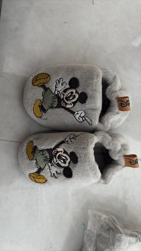 2x Mickey Mouse Sloffen 9/12 maanden, Ophalen, Nieuw, Jongetje of Meisje, Slofjes