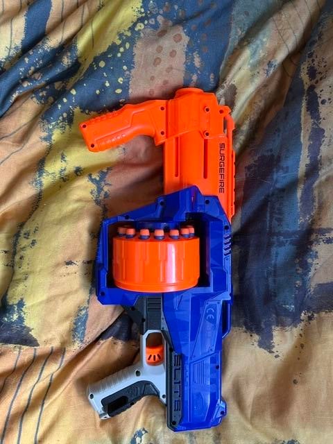 Nerf Elite Surgefire Blaster met 25 Darts, Kinderen en Baby's, Speelgoed | Overig, Zo goed als nieuw, Jongen of Meisje, Ophalen