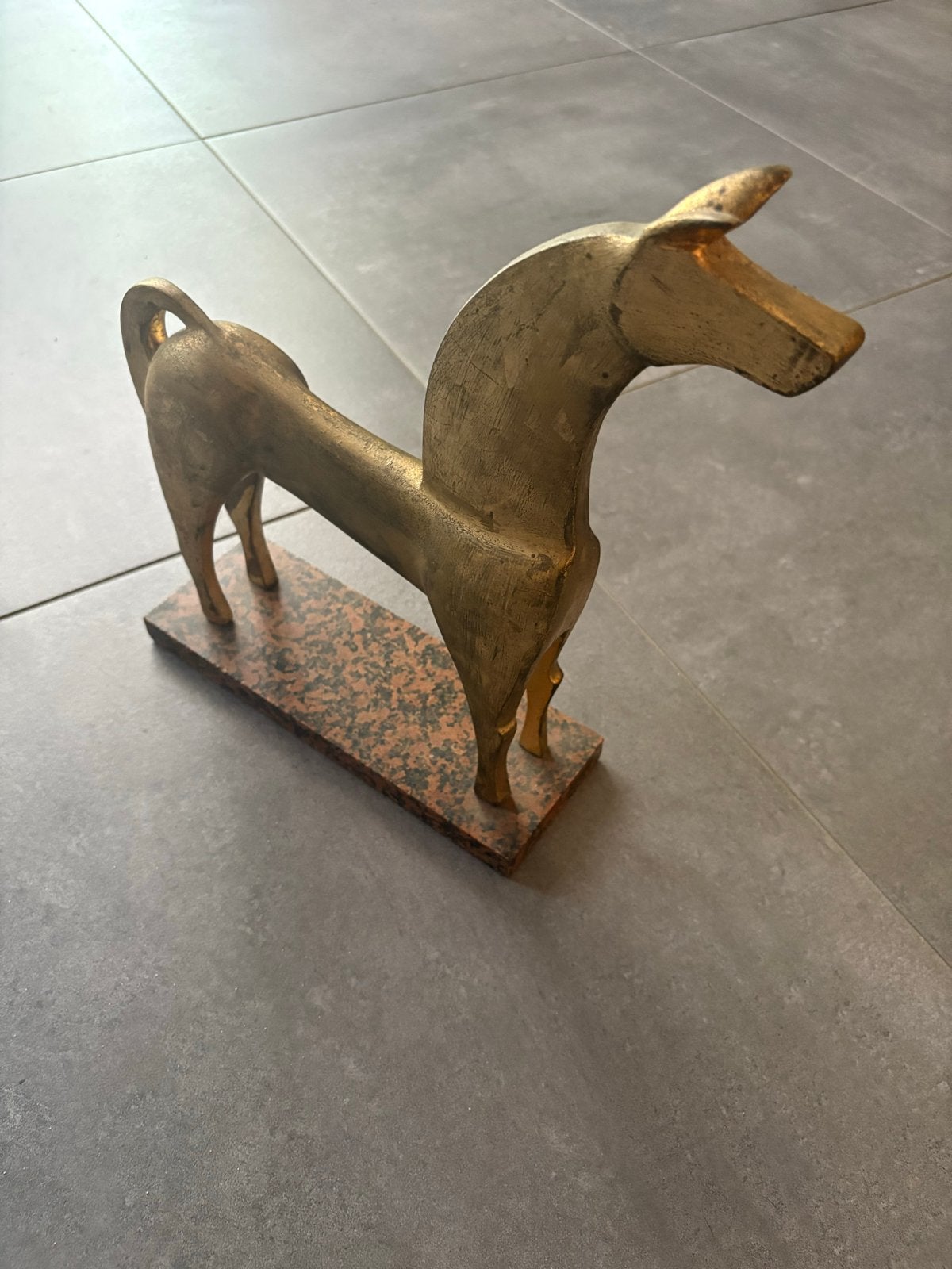 Koperen modernistisch paard op marmeren sokkel, Beeld, Ophalen of Verzenden, Overige materialen, 40 cm