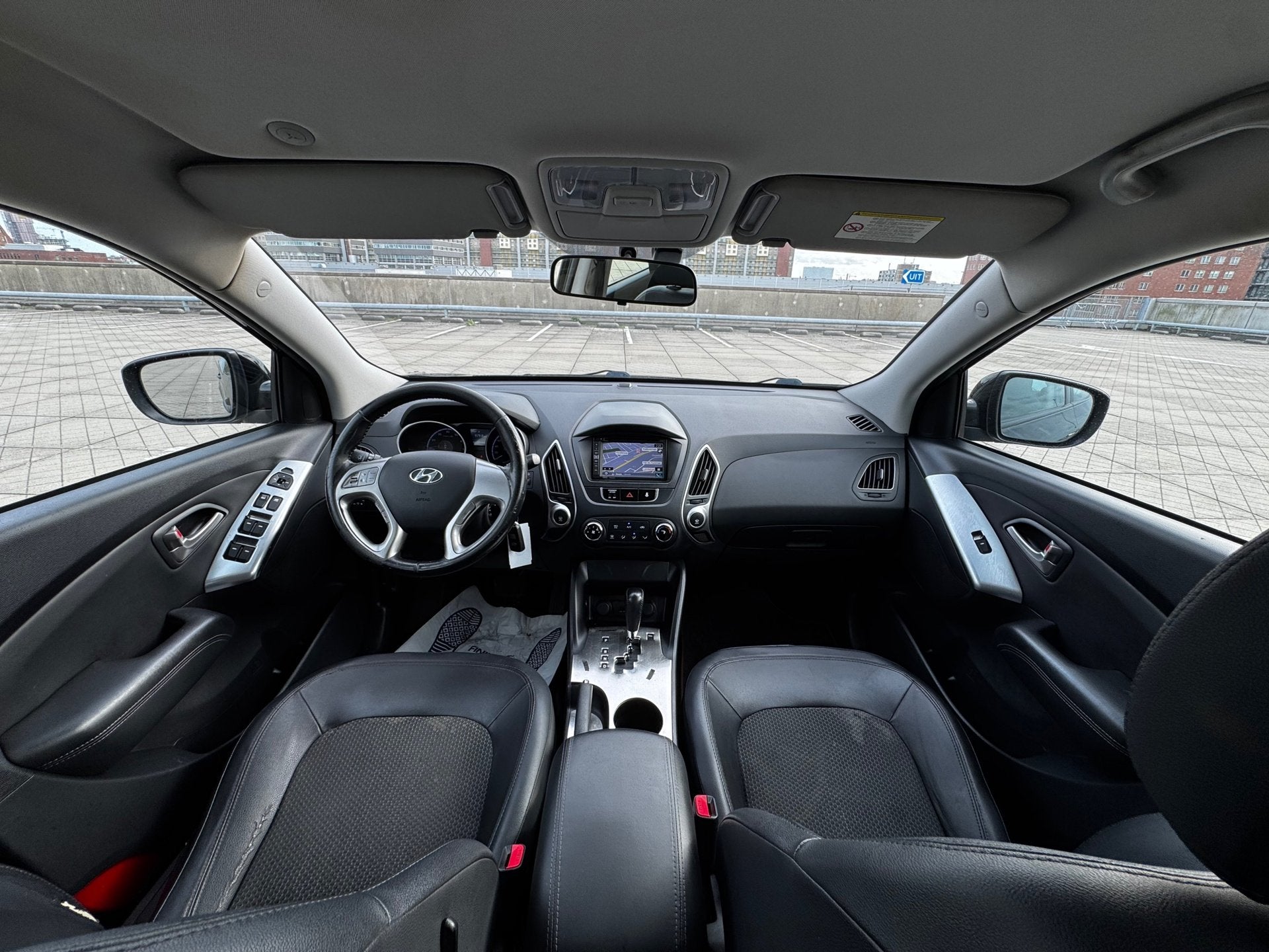Hyundai Ix35 2.0i Business Edition AUT NAVI AIRCO CAMERA PDC, Auto's, Gebruikt, Zwart, 4 cilinders, Leder en Stof