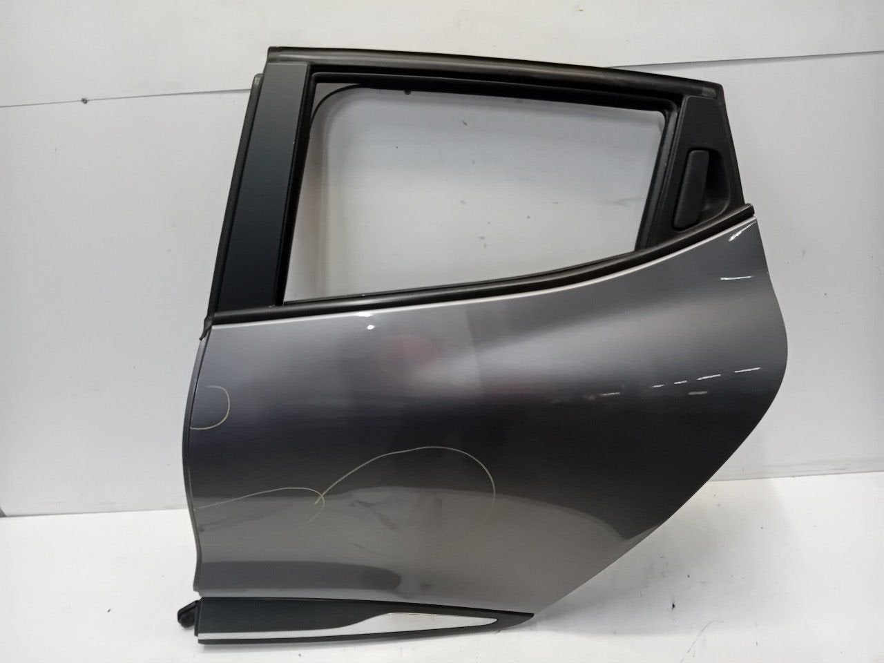 Portier links achter Renault Clio, Onderdelen@venauto.nl, Van der Ven Autorecycling B.V., Gebruikt, Ettenseweg 76, 4706 PB Roosendaal, The Netherlands