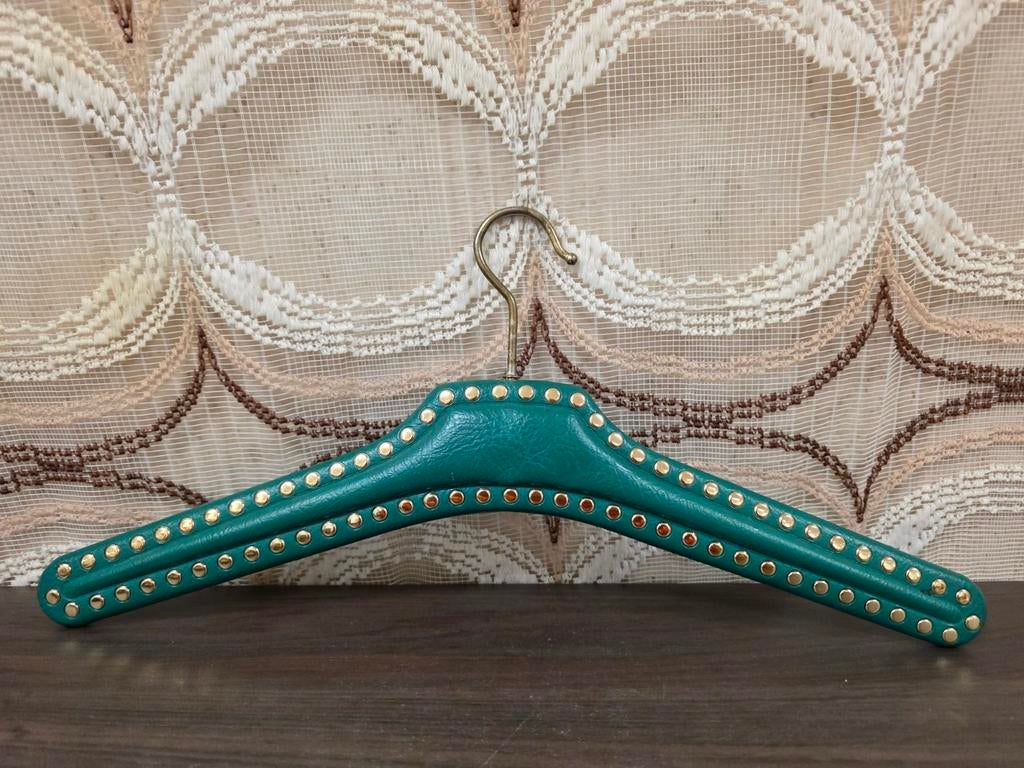 Groene skaileer kledinghanger met studs, Overige materialen, Niet van toepassing, Niet van toepassing, Ophalen of Verzenden