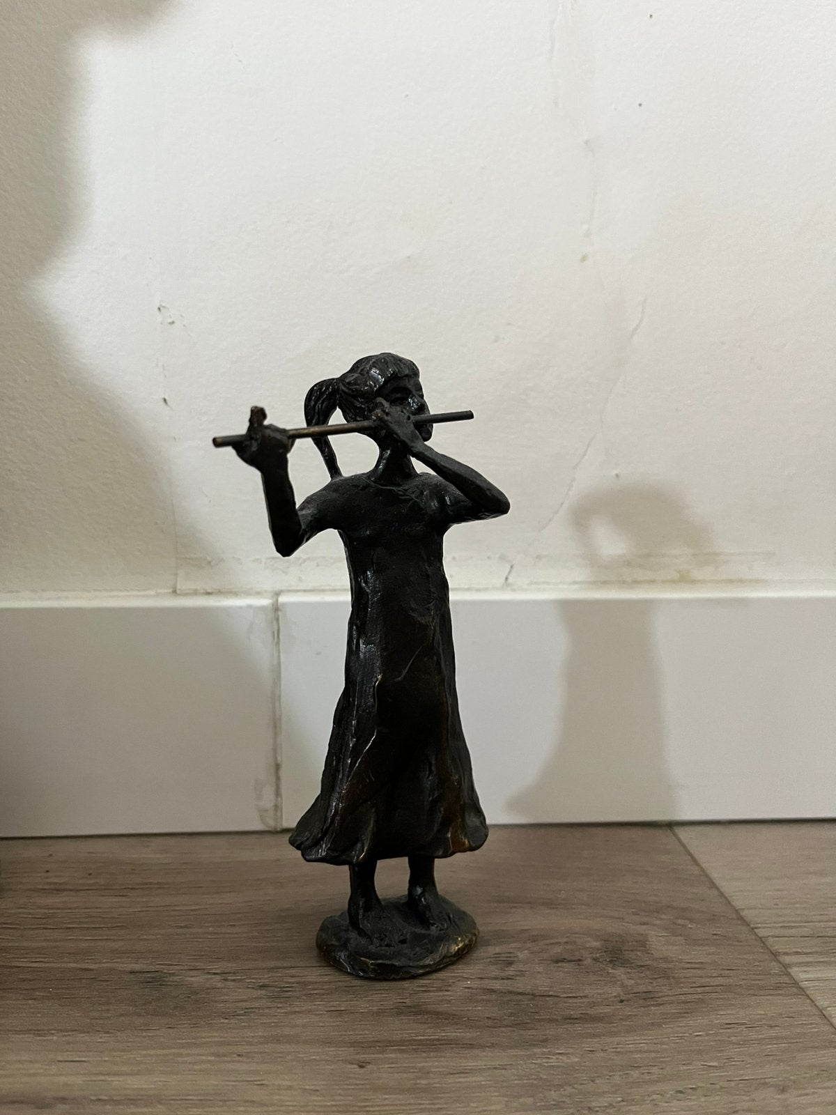 Meisje met dwarsfluit van Artihove, Antiek en Kunst, Ophalen of Verzenden, Brons