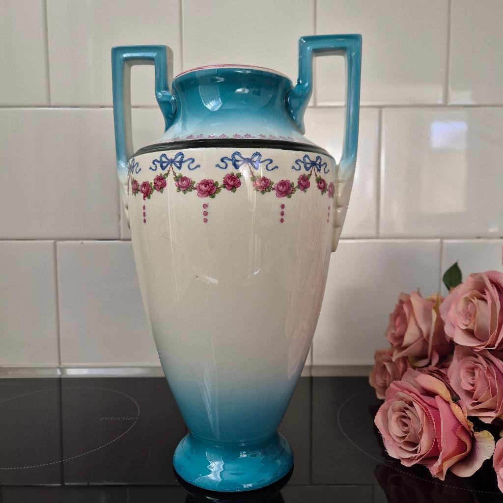 Art nouveau vaas turquoise, rand roosjes en strikjes 30cm, Huis en Inrichting, Woonaccessoires | Vazen, Overige kleuren, Aardewerk of Porselein