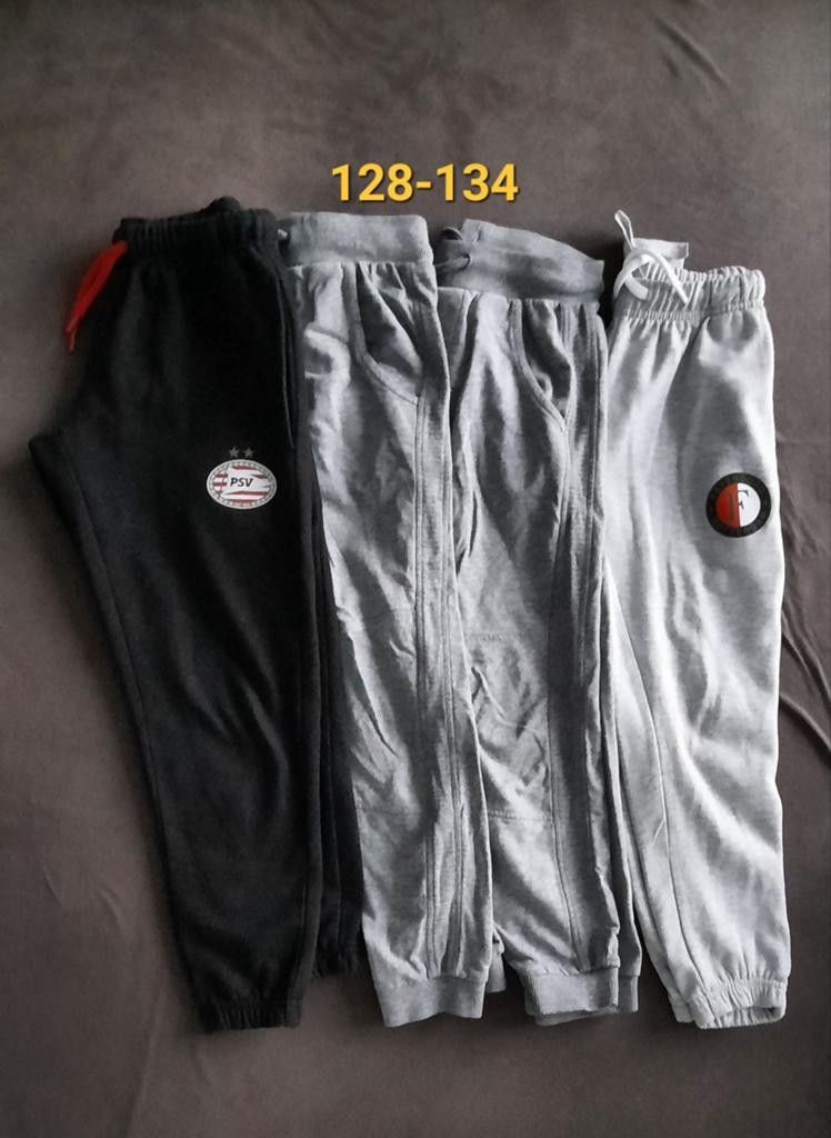Longsleeves, t-shirts en broeken in maat 128-134 4 t-shirts, Ophalen of Verzenden, Zo goed als nieuw