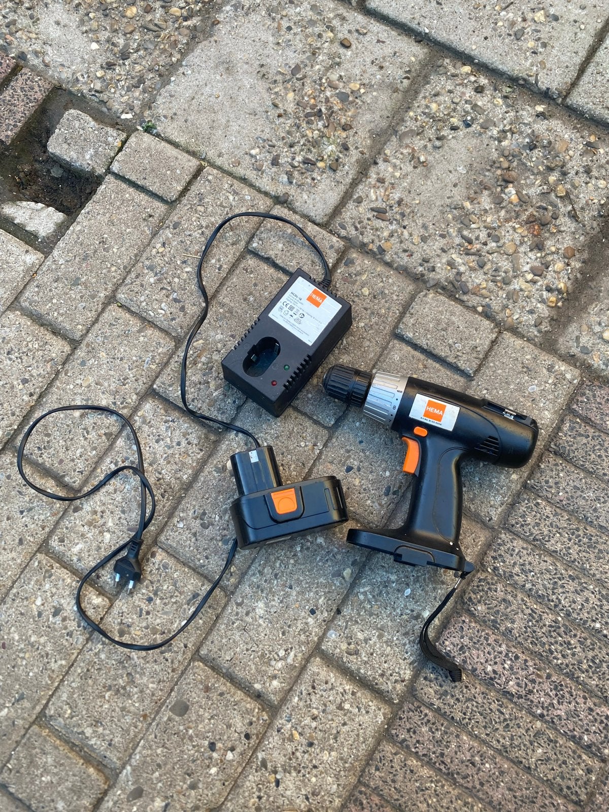 Hema Boor- en Schroefmachine met lader en accu, Gebruikt, Variabele snelheid, Ophalen of Verzenden, Boor- en Schroefmachine