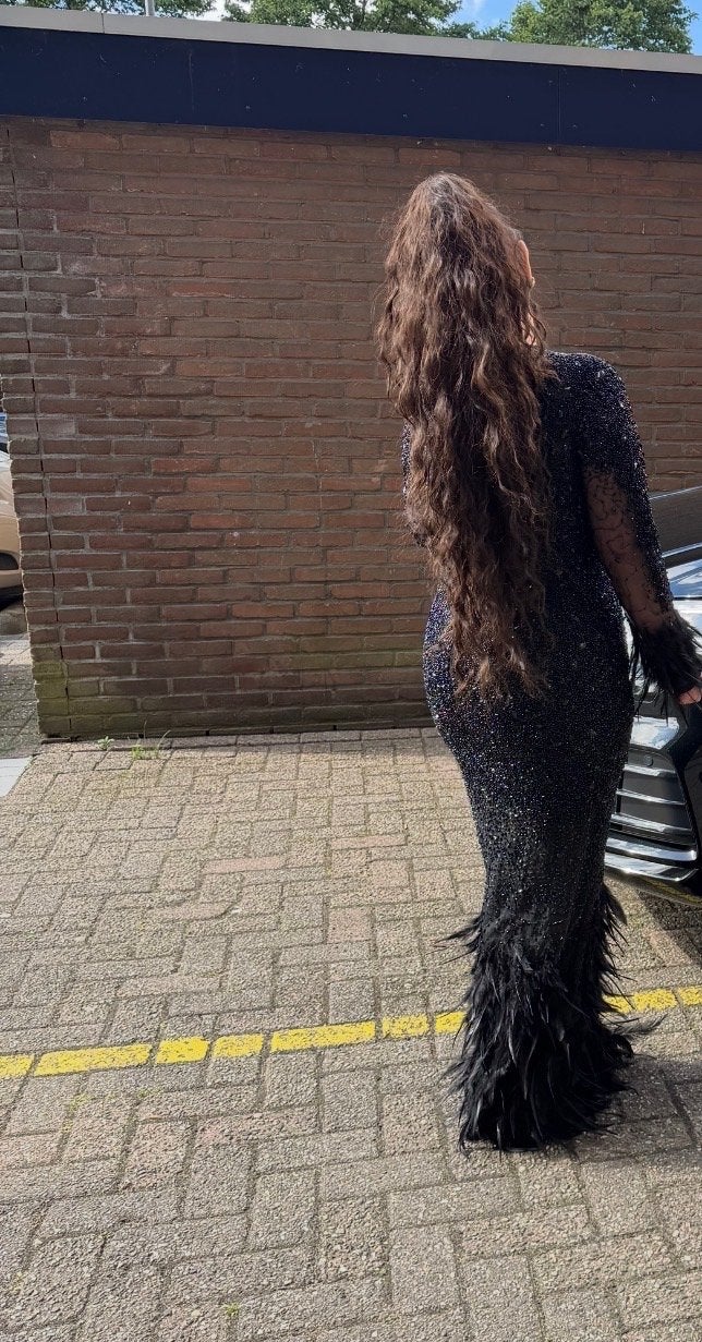 Exclusieve galajurk met steentjes en veren, maat 38/40, Ophalen, Zo goed als nieuw, Maat 38/40 (M), Zwart